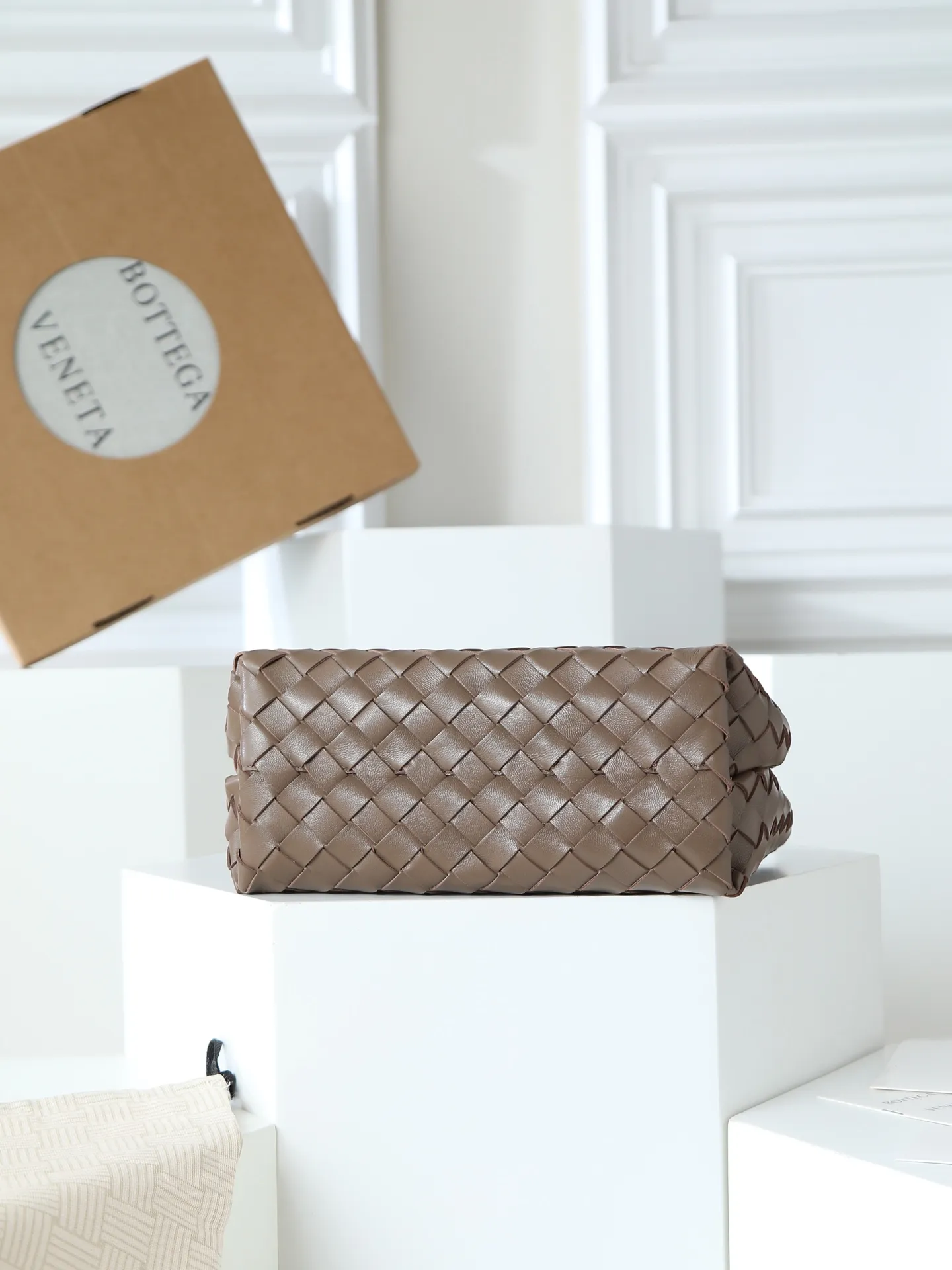 1300. Andiamo is shipping‼ ️Really popular🔥The new Andiamo woven handbag launched by Bottega Veneta this season is really popular all over the world! ! Celebrities at home and abroad have worn it, and Oscar-winning actress Michelle Yeoh has taken it out on the street. Song Jia, Trai Yala, Yu Feihong, Sanji Ayaka, Rosie Hunting-Whiteley, Yoshioka Riho, etc. have all worn this bag. It is classic and versatile and shows off your temperament, and the bag capacity is also large, which is very convenient for daily commuting! ! A variety of carrying methods, the shoulder straps can be adjusted by yourself, the original lambskin feels soft and delicate, and the unisex style breaks the gender boundaries and brings a more practical and long-lasting use experience. Andiamo, which has both elegant and casual styles, perfectly interprets the true appearance of "fashionable old money style". Style number: 766014 Size: 25*22*10.5cm
